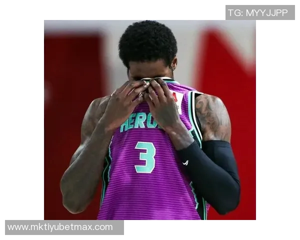 德里克奎因表现抢眼13号秀高效砍下15分6板2帽并导致文班六犯 德里克奎因表现抢眼13号秀高效砍下15分6板2帽并导致文班六犯