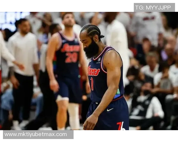 奎因昨日表现抢眼贡献12分8板7助4断小乔丹鼓励他勇敢接受采访表扬