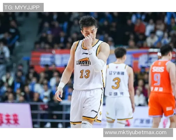 郭艾伦重返训练场广州龙狮迎来熟悉的帅气身影引发球迷热议 郭艾伦重返训练场广州龙狮迎来熟悉的帅气身影引发球迷热议